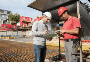 Zwei Arbeiter auf einer Baustelle in Besprechung